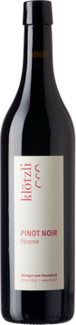 Herrliches Bouquet mit Noten von Graphit, gegrilltem Speck und Sauerkirschen. Die Komplexität ist hoch und wird vor allem durch die Reifung im Holz ideal gefördert. Am Gaumen offenbart der Wein zunächst seine feine, charmante Seite. Ein sehr ehrgeiziger, strukturierter Wein, der die Fähigkeit der Region, grosse Pinots zu produzieren, lediglich unterstreicht. Ein berührender, begeisternder, überzeugender Wein. Man sollte etwas warten aber es wird schwer sein ihm zu widerstehen.