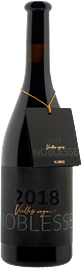 Pinot Noir aus alten Rebstöcken – Ein Meisterwerk der Harmonie! Raffinesse, Komplexität und Balance erfüllen diese fast schon luxuriöse Auslese mit einer unverwechselbaren Tiefgründigkeit. Zurecht zählen die Crus dieser edlen Linie zu den Königsweinen des Hauses.

Ausbau: 24 Monate in Blend Barriques weitere 24 Monate Flaschenlagerung bei optimalen Bedingungen