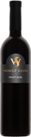 Dieser edle Pinot Noir besticht durch seine Finesse, die typischen Aromen von roten Beeren und Kirschen sowie eine perfekt ausgewogene Struktur.