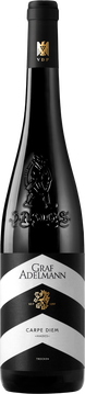 Der neu komponierte Klassiker hat eine deutliche Steigerung an Qualität erfahren: die
Cuvée besteht nunmehr aus Merlot und Cabernets höchster Güte. Carpe Diem nimmt
ab sofort die Spitzenposition unserer Cuvées ein.
95° Oechsle. Offene Maischegärung (spontan) über drei Wochen, biologischer
Säureabbau, Ausbau im Barrique (50% neues Holz) über 20 Monate im kleinen
Barrique (300 und 500 Liter).
Tiefdunkles Violett im Glas, Duft von Sauerkirschen, Pfeffer, Lakritz und etwas Menthol.
Am Gaumen kräftig-zupackend mit viel Charakter und Kante, Anklänge von dunklen
Beeren, Zwetschgen und Bitterschokolade. Kraftvoll, würzig und Nachhaltig – ein
Wein mit einem sehr langen Leben!
Eine großartige Begleitung zum Schmorbraten, Steak, Rohmilchkäse – oder einfach
„zum Meditieren“
Jahrgang: 2022
Rebsorte: Merlot, Cabernets
Herkunft: Württemberg, Deutschland
Boden: Keuper
Flaschengröße: 0,75l
Alkohol: 13% vol.
Restzucker: 0,1 g/l.
Säure: 6,0 g/l.
Reifepotenzial: bis 2039
Serviertemperatur: 18 Grad
Hinweis: Enthält Sulfite