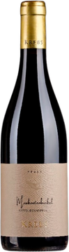 Ein satter Duft von Sauerkirsche und Thymian mit einem dezent schokoladigen Holzton kommt aus dem Glas. Im Mund zeigt sich der Wein voll und getragen, mit seidigen Gerbstoff und einem feinen, elegant eingebundenen Säurefaden. Gut konzentriert, gibt dem Wein eine gute Länge, leicht mineralisch untermalt und nicht zuletzt sehr harmonisch.