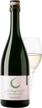 Prickelnder Verjus-Genuss Traube.
Für Glücksgriff verwenden wir handverlesene österreichische Trauben der Sorten Müller-Thurgau und Grüner Veltliner. Zum idealen Zeitpunkt geerntet, überwiegend unreif für die spritzige Säure und zu einem kleinen Teil vollreif für die Fruchtigkeit. Ein alkoholfreier Genuss mit feiner Perlage und lebendiger Frische.
Histamin-, sulfit- und schwefelfrei.