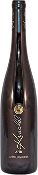 Zuerst noch jugendlich-buttrig, aber rasch aufklarend: Süßkirsche, Rosenblatt und Hagebutte, Assam Tee. Am Gaumen mit sehr guter Proportion: ein Hintergrund aus Geschmeidigkeit, reifes, körniges Tannin in mittelhoher Menge, zurückhaltende Säure. Gerbstoff und präsente taktile Mineralität tragen die Struktur. Sehr jung, spannungsvoll, mit riesigem Potential.
