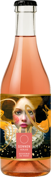 Alkoholfreies, prickelndes Getränk auf Verjus-Basis aus der Schweiz.
Hergestellt aus Bio-Verjus, verfeinert mit ausgewählten Säften und Extrakten.
Frisch, lebendig und als Apéro sowie Essensbegleiter konzipiert.