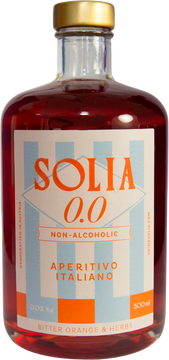 Inspiriert von den Sonnenuntergängen auf Venedigs berühmten Sonnenterrassen. SOLIA 0.0 Aperitivo Italiano bringt ikonischen Aperitivo-Charakter ins Glas: Bitterorange trifft auf mediterrane Kräuter, bittersüß balanciert und elegant im Finish. Der Likör hat echte 0,0 % vol. Alkohol und ist damit die ideale Basis für vielseitige Aperitivo-Momente - vom klassischen Spritz bis zu kreativen Longdrinks. Entwickelt mit Sommeliers, handcrafted in Austria.