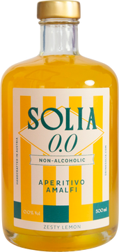 Inspiriert von der Amalfiküste, fängt SOLIA 0.0 Aperitivo Amalfi den Duft von Zitronenhainen und Meeresluft ein: frische Zitronenzesten, klare Frische und ein elegantes, feinherbes Finish. Als Aperitivo-Likör mit echten 0,0 % vol. Alkohol ist er eine stilvolle Basis für Spritz-Varianten und Longdrinks – präzise in der Aromatik, leicht im Charakter und ausgewogen im Abgang. Entwickelt mit Sommeliers, handcrafted in Austria.

Serviervorschlag: Viel Eis ins Glas, SOLIA 0.0 Aperitivo Amalfi dazu, mit Tonic, Soda oder Sparkling auffüllen und mit Zitronenzeste garnieren (optional Thymian).
