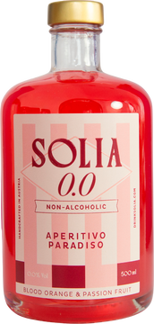 Inspiriert vom paradiesischen Lebensgefühl Ibizas – der alkoholfreie Aperitivo mit balearischer Leichtigkeit, vielseitig als Basis für moderne Cocktails. SOLIA 0.0 Aperitivo Paradiso vereint Blutorange & Passionsfrucht zu einem fruchtig-aromatischen Profil mit eleganter, feinherber Struktur und lebendigem Finish. Der Likör hat echte 0,0 % vol. Alkohol und bringt einen modernen mediterranen Twist ins Glas – ideal für Signature-Drinks, Spritz-Variationen und kreative Aperitivo-Momente. Entwickelt mit Sommeliers, handcrafted in Austria.

Serviervorschlag: Viel Eis ins Glas, SOLIA 0.0 Aperitivo Paradiso dazu, mit Tonic, Soda oder Sparkling auffüllen und mit Zitruszeste oder Beeren garnieren.