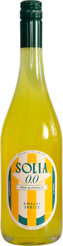 Inspiriert von der Amalfiküste fängt SOLIA 0.0 Amalfi Spritz den Duft von Zitronenhainen und Meeresluft ein: frische Zitronenzesten, mediterrane Botanicals und eine klare, elegante Frische. Bereits perfekt mit Tonic gemischt, ist dieser fertige Spritz die unkomplizierte Wahl für leichte, stilvolle Momente - ohne Mixen, ohne Aufwand, mit echtem 0,0% Alkohol. Entwickelt mit Sommeliers, handcrafted in Austria.

Serviervorschlag: Gekühlt in einem Weinglas auf Eis servieren, mit Zitrusscheibe garnieren.