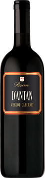 JAHRGANG: 2023

REBSORTE: 60% Merlot, 
20% Cabernet Sauvignon, 
20% Cabernet Franc.

WEINAUSBAU: Traditionelle Kelterung in Edelstahltanks mit einer Maischestandzeit von 14 - 16 Tagen bei 28 bis 32 ºC.
Der Wein reift für über 14 Monate zu einem Teil (77%) in neuen Barriques, zum anderen Teil (23%) in einjährigen Barriques.
Die drei Rebsorten werden getrennt ausgebaut; die Assemblage erfolgt kurz vor der Abfüllung. Häufiges Abziehen vom Bodensatz erlaubt eine Abfüllung ohne Schönung, Kaltstabilisierung und Filtrierung; als Zeichen dieses schonenden Umgangs kann sich ein leichtes Depot in der Flasche bilden.

ALKOHOLGEHALT:
13.2% Vol.

FARBE: Intensives und sattes Rubinrot.

BOUQUET: Das intensive Bukett bietet vielfältige Sinneseindrücke; darunter Früchte Noten von reifen Schwarzen Beeren wie  Brombeeren, sowie Menthol und Röstaromen (Kakao und Waldnuss).

GESCHMACK: Frisch und fruchtig.  Mit einer guten Struktur. Die Tannine sind von ausgezeichneter Quantität und Qualität. Der Abgang ist lang, anhaltend und sehr harmonisch.

SPEISE-EMPFEHLUNG: Begleitet vorzüglich Gerichte aus dunklem Fleisch, wie z.B. Schmorbraten; ideal zu Geflügel wie Perlhuhn, Taube oder Ente.

SERVIERTEMPERATUR:
16 - 18 °C

LAGERFÄHIGKEIT:  Der D'Antan 2023 wird ab Herbst 
2025 seinen vollen Charakter entwickeln; bei optimaler Lagerung bereitet er bis 2033 und darüber grossen Genuss.