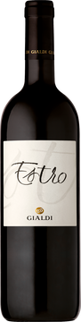 JAHRGANG: 2023

REBSORTE: Cabernet Sauvignon (41%); Petit Verdot (28%); Cabernet Franc (25%); Merlot (6%)


WEINAUSBAU: Die Kelterung erfolgt
nach traditioneller Methode mit einer
Maischegärung von 13-17 Tagen bei 26
- 30 °C. Nach dem biologischen
Säureabbau reifen die Weine je nach
Rebsorte und Struktur während 13 - 16
Monaten in neuen (75%)  und einjährigen (25%) Barriques. Die fürnf Rebsorten wurden separat vinifiziert und erst kurz vor der Abfüllung assembliert.

ALKOHOLGEHALT: 13.2% Vol.

FARBE: Sattes, dunkles Bordeauxrot.

BOUQUET: Intensives und sehr
komplexes Bukett. Mit fruchtiger Noten von reifen schwarzen Beeren, sowie blumige Aspekte wie Veilchen aber auch Röstaromen die an Lakritze erinnern.

GESCHMACK: Vollmundig, kräftig und fruchtig von hervorragender, aromatischer
Intensität. Gut strukturiert, mit einem anhaltenden Abgang.

SERVIERTEMPERATUR: 16 - 18 °C

LAGERFÄHIGKEIT: Seinen vollen
Charakter entwickelt der Estro 2023 ab
Herbst 2025; bei optimaler Lagerung
wird er bis 2033 und darüber hinaus
seinen vollen Ausdruck behalten.