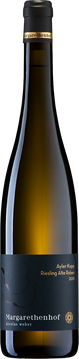 Dieser Riesling begeistert sowohl die Freunde trockener, als auch die lieblicher Weine. Seine herrliche weiche Struktur gepaart mit einer animierenden Säurestruktur verleiht diesem Wein einen aufregenden Trinkgenuss. Er wirkt filigran und doch kraftvoll. Sein Aromenteppich ist breit gefächert von hellen Früchten, Aprikosen und Weinbergpfirsich. Im Abgang zeigt sich eine herrliche Mineralik mit zitrischen Nachklängen. Dieser Riesling macht jetzt schon eine Riesenfreude, er hat aber auch noch ein enormes Entwicklungspotential.