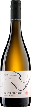 Der Weißburgunder ist ein schlanker und seidiger Wein. Er zeigt am Gaumen Aromen von animierenden Frühlingsblüten, Äpfeln sowie Nuss– und Kräuternoten. Durch seine moderate würzige Säure präsentiert er sich frisch und lebendig im Abgang.  Er bringt genug Substanz mit sich, um bis zum letzten Tropfen elegant und fruchtig zu wirken, daher ist er auch ein idealer Menüwein.