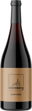 Ausbau 6 Monate Amphore mit Maische danach 20 Monate Reifung in der Amphore 
In der Nase tiefwürzig und intensiv. Floral, nach Dörrobst, und Vanille mit verführerischem Duft. Am Gaumen straff, präsente Tannine, zart nach reifem Birnen Pflaumen  und Nougat, trockener Abgang, gute Mineralik. 
Natural Orange Weine - Die Textur ist prägnant, dicht, tanninreich, aromatisch und komplex, und trotz der Andersartigkeit sind orange Weine tolle Speisenbegleiter.