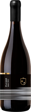 PULSAR – Blanc RTC
Eine ungewöhnliche Cuvée aus den Sorten Riesling,
Gewürztraminer und Chardonnay (R – T – C). Indigene Hefen führen
zur spontanen Gärung, bevor der Pulsar Blanc für sieben Monate
in Ton-Amphoren reift und anschließend für 30 Monate in
Tonneaux-Fässern lagert.
Ungefiltert und minimalen Zusatz von Sulfiten wird diese weiße Cuvée
nach knapp vier Jahren Lagerung in Amphoren, Tonneaux und Edelstahl
abgefüllt. Ein wundervoll vielseitiger Solist!
Anbaugebiet: Kurtatsch, Niklas
Zutaten: Trauben, natürliche Sulfite
Alc.: 11,5 % vol.
Säure: 6,0 g/l
RZ.: 0,0 g/l
Kcal: 61/100 ml
KJ: 268/100 ml