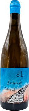 Unser Erdreich ist eine harmonische Cuvée aus 50 % Gelber Muskateller und 50 % Scheurebe, direkt von benachbarten Parzellen des Flörsheim-Dalsheimer Frauenbergs, die in dieser Höhenlage eine besonders attraktive Muschelkalk-Präsenz bieten.

Wir bauen diesen Wein seit 2013 aus und nennen ihn intern liebevoll „die perfekte Ehe“ – eine wunderbare Kombination aus der zitrusbetonten, rassigen Scheurebe und dem blumigen Gelben Muskateller.

Nach der getrennten Maischegärung von 1,5 Wochen wurden die Weine in großen Holzstückfässern mit geringer Porosität ausgebaut, um Eleganz, Frische und Fruchtigkeit zu bewahren. Das Ergebnis ist ein eleganter, gastronomischer Begleiter, dessen Mineralität fast wie ein eigenständiger Gang wirkt.

Charakter: Ausdrucksstark, harmonisch, mineralisch, mit feiner Frische und zitrusblumigen Noten.