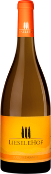Julian Orange
Herkunft & Terroir
Gewachsen in Kaltern auf 450–500m 
Steinige Böden mit kalkhaltigem Lehm bieten ideale Voraussetzungen für intensive, aromatische Weißweine.
Die Bronner-Reben wurden 2002 gepflanzt. Als PIWI-Rebsorte sind in der Regel keine Pflanzenschutzbehandlungen erforderlich.
Ertrag
Maximal 1,5 kg Trauben pro Rebstock – kompromisslose Qualitätsselektion.
Lese
Mitte bis Ende September.
Vinifikation
Als Maische vergoren, spontan fermentiert und im Holz gereift.
Charakter
Ausdrucksstark aromatisch, fein gerbstoffbetont, vollmundig und würzig.
Ein harmonisches Bouquet mit Eleganz und Weichheit, zugleich mit markanter Persönlichkeit.
Konzentriert und strukturiert, intensiv am Gaumen mit eleganter Mineralität und lebendiger Säure im Abgang.
Ein Wein für besondere Anlässe – mit großem Reifepotenzial.
Speiseempfehlung
Vorspeisen, Fleischgerichte, Fisch sowie asiatische Küche.
Ein vielseitiger Allrounder.
Serviertemperatur
13 °C
Lagerfähigkeit
Bis zu 10 Jahre.