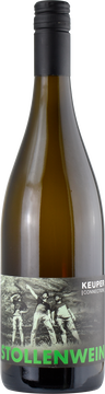 Die Trauben für diesen Wein stammen aus dem ältesten Silvaner-Weinberg des Weinguts. Pflanzjahr 1974. Lage Iphöfer Kalb, kurze Bodenauflage, viel Keuper, viel Würze, noch mehr Mineralität.
"Den Boden erschmeckbar machen".
Vergärung im offenen Maischebottich. Anschließend Lagerung im Tonneau für 5 volle Jahre im größten Bergwerk Bayerns. Hier herrschen 14 Grad Celcius und 80% Luftfeuchtigkeit und zwar Konstant ohne Schwankungen. Wir reden gerne vom "Stollenklima". Über das Holz besteht ein konstanter Dialog des Weines mit seiner Umgebung. Nicht nur Wein vom Keuper - sondern sprichwörtlich aus dem Keuper. Am 5.12..25 nach genau 60 Monaten wieder an das Tageslicht geholt. Sedimentation im Weingut und am 4.2.26 unfiltriert auf die Flasche gezogen.