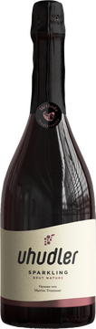Uhudler Sparkling Brut Natur – Prickelnde Rarität
Entdecken Sie den einzigartigen Geschmack des Uhudler Sparkling Brut Natur – eine perlende Hommage an die Tradition des Südburgenlands, modern interpretiert und elegant veredelt. Hergestellt aus der für die Region typischen Uhudler-Traube, begeistert dieser Schaumwein mit seiner feinen Perlage, einer fruchtig-wilden Aromatik und einer sehr trockenen Note, die Liebhaber besonderer Schaumweine begeistert.

Charakteristik:
Farbe: Zartrosa mit feinen, anhaltenden Perlen

Bouquet: Intensives Aroma von Walderdbeeren, Johannisbeeren und einem Hauch von Rhabarber

Geschmack: extra Trocken, lebendig, frisch mit angenehmer Säurestruktur und fruchtigem Finish

Ausbau: Traditionelle Flaschengärung (Méthode Traditionnelle)