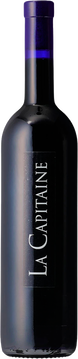 Vinifikation: Merlot (80 %) – Cabernet Sauvignon (20 %). 14 Monate gereift – 50 % in neuen Barriques, 25 % in Zweitbelegung und 25 % in Fünftbelegung.

Eigenschaften

Diese Cuvée aus zwei der Hauptrebsorten des Bordeaux zeigt eine schöne kirschrote Farbe und eine feine, offene Nase mit Aromen von schwarzen Früchten wie Brombeere, Heidelbeere sowie Noten von Johannisbeere und Lakritze. Am Gaumen samtig, mit frischer Säure und noch präsenten, aber gut eingebundenen Tanninen, die sich harmonisch mit der Frucht verbinden. Kann noch 4 bis 5 Jahre reifen, ist aber bereits jetzt sehr angenehm zu trinken.

Gastronomie: Begleitet hervorragend rotes Fleisch, Wildgerichte oder Hartkäse.

Lagerung: Kann noch 4 bis 5 Jahre gelagert werden, schmeckt jedoch schon jetzt hervorragend, wenn er eine Stunde vor dem Genuss dekantiert wird.

Serviertemperatur: 16–18 °C