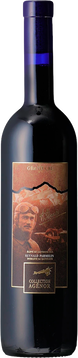 Vinifikation

Diolinoir (20%), 1970 an der Forschungsstation Changins (Schweiz) geschaffen, ist eine Kreuzung aus Rouge de Diolly (Robin Noir) und Pinot Noir. Galotta (80%), ebenfalls in Changins entwickelt, jedoch 1981, stammt aus der Kreuzung von Gamay und Ancelotta (ursprünglich aus der Emilia-Romagna).

Eigenschaften

Diese Cuvée mit Aromen von Kirsche, Holunder, Pflaume und Heidelbeere beeindruckt durch grosse Komplexität und Kraft. Am Gaumen zart und zugleich opulent, mit geschmeidigen Tanninen, die bereits jetzt begeistern und ein aussergewöhnliches Alterungspotenzial von mindestens 10 Jahren versprechen.

Gastronomie: Passt hervorragend zu Rindskotelett, Taube, Federwild oder einem Entrecôte mit Pilzen.

Lagerung: Mindestens 10 Jahre

Serviertemperatur: 16–18 °C