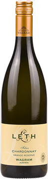 Für die Große Reserve werden
ausschließlich von Hand gelesene und perfekt gereifte Trauben
verarbeitet. Nach der Pressung
vergärt der Most in Barriques,
rund ein Drittel davon neu,
wodurch der Chardonnay früh
seine feine Holznote erhält.
Es folgt eine einjährige Reife auf
der Hefe im kleinen Eichenfass.
Regelmäßige Bâtonnage und die
malolaktische Gärung schenken
dem Wein seine cremige Textur,
Tiefe und Eleganz. Anschließend
reift er noch einige Monate auf
der Feinhefe im großen Akazienfass, bevor er im zweitfolgenden
Jahr auf die Flasche gefüllt wird.