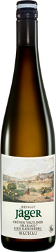 Eine leichte Hangneigung mit einer südlichen Exponierung. Geprägt ist der Boden von Magmatiten und Amphibolit im Untergrund. Im Verwitterungsteil findet sich ausgefällter Kalk – der Kalk rundet den Wein ab und prägt seine weiche Stilistik.
Der Wein präsentiert sich am Gaumen cremig, fruchtig und durch die Mineralität wirkt er frisch und lebendig. Vollmundig, kompakt und gelbe Früchte prägen das Aroma: Mango, Zuckermelone und ein Hauch Mandel.