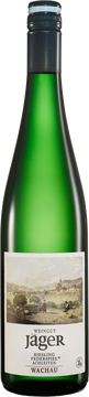 Dieser Riesling ist verspielt, charmant und vielschichtig und erfreut mit prägnanten Fruchtaromen – mit einem Bukett von Marille und Anklängen von Zitrone und Limette. Der Verwitterungsboden, geprägt vom Amphibolith, bringt einen saftig, cremigen Riesling mit einer leichten Feuersteinnote hervor. Schöne Länge ein wahrer Genuss!