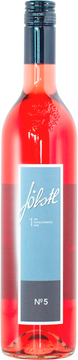 Der blumige Duft dieses Rosé stammt von besonders reifen Trauben. Eine feine Restsüße rundet ihn elegant ab – ein verführerischer Einstieg in die Welt des Schilchers.