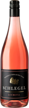 Das filigrane Pink im Glas.
Die Eigenschaften vom Blauburgunder und Riesling Sylvaner verschmelzen zu einem komplexen Wein, der sich in seiner Fülle vom klassischen Rosé klar abhebt. Durch seine frischen Fruchtaromen ist der Apérowein vor allem an warmen Sommertagen – kühl serviert – ein traumhafter Genuss.