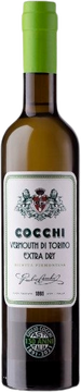 Cocchi Vermouth di Torino Extra Dry
ist ein eleganter Vermouth im klassischen Stil, entwickelt zum 130-jährigen Jubiläum der Firma Cocchi. Er stammt aus dem Piemont, dem Ursprungsort des Vermouths, und enthält regionale Zutaten, wie auf dem Etikett „Ricetta Piemontese“ (piemontesisches Rezept) vermerkt. Mit Noten von Äpfeln, Melonen, weißen Blumen und Kräutern wie Kardamom und Minze bietet er einen einzigartigen, ausgewogenen Charakter. Ideal für klassische Cocktails wie den Martini.