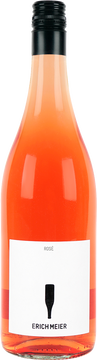 Unser Rosé keltern wir aus qualitativ besten Pinot Noir Trauben. Nach einigen Stunden auf der Maische wird diese gepresst und alkoholisch Vergoren.
Der Rosé besticht durch seine sommerlich rosa und leicht violette Farbe und den typischen frischen Aromen wie Himbeere und Erdbeere. Mit seiner Ausgewogenheit eignet er sich zum sofortigen Genuss und ist eine elegante Bereicherung für jeden Apéro und schönen Sommertag.
