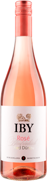 Rosé Blaufränkisch Ried Dürrau – Ein Hauch Sommer in jedem Glas
Ein eleganter, mineralischer Rosé aus der Ried Dürrau in Horitschon

Strahlend klares Lachsrosa – zart und einladend.
In der Nase entfaltet sich ein feines Bukett aus frischen Beerenfrüchten: Erdbeeren, Himbeeren und ein Hauch roter Johannisbeere. Der erste Eindruck ist leicht süßlich, doch am Gaumen überrascht dieser Rosé mit kristallklarer Frische, straffer Struktur und markanter Mineralität, sowie Salzigkeit.

Die Herkunft aus der Ried Dürrau verleiht diesem Wein eine unverkennbare salzige Note – fein verwoben in das fruchtige Aromenspiel. Ein sehr frischer und spritziger Rosé mit voller, runder Frucht, vibrierender Energie und einem unglaublich eleganten Abgang. Feingliedrig, balanciert und animierend – ein Rosé mit Charakter, Herkunft und sommerlicher Leichtigkeit.

Sensorik
Farbe:
Strahlendes Lachsrosa – klar, frisch, lebendig.

Nase:
Zarte Aromen von Erdbeeren, Himbeeren und roten Beeren – feinfruchtig, einladend, floral.

Gaumen:
Frisch, saftig, leicht – mit feiner Säure, zartem Schmelz und der typisch salzigen Mineralik der Ried Dürrau. Die Frucht ist präsent, der Stil pur und präzise. Ein Rosé mit Tiefe, Herkunft und Seele.

Speisenempfehlung
Ein vielseitiger Begleiter zu sommerlichen Gerichten: Antipasti, gegrilltem Gemüse, Meeresfrüchten oder frischen Salaten mit Beeren-Dressing. Auch zu zartem Roastbeef – kalt serviert mit Kräuterremoulade – entfaltet der Rosé seine salzige Frische und fruchtige Eleganz. Ideal als Aperitif oder zu besonderen Momenten mit Herzensmenschen.

Empfohlene Trinktemperatur: 8–10 °C
Trinkreife: Jetzt jung genießen – ideal in den nächsten 1–3 Jahren.

Blaufränkisch Rosé – Leicht. Frisch. Verführerisch.
Ein Wein, der Emotionen weckt – purer Trinkgenuss mit Herkunft, Stil und sommerlicher Leichtigkeit.