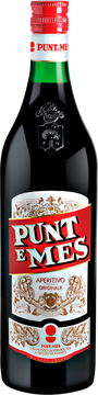 Punt e Mes ist ein einzigartiger Vermouth, der mit seiner perfekten Balance aus süßen und bitteren Noten beeindruckt. Der unverwechselbare Geschmack entsteht durch eine harmonische Mischung aus erlesenen weißen Weinen, aromatischen Kräutern und der kostbaren roten Chinarinde (Cinchona succirubra). Diese verleiht dem Aperitif seine charakteristische, raffinierte Bitternote und macht ihn zu einem zeitlosen Klassiker. Sie bringt ihre tonisierenden Eigenschaften in diesen Vermouth ein und sorgt zusammen mit ausgewählten Kräuterextrakten und einer feinen Zitrusnote für ein komplexes, mehrdimensionales Geschmackserlebnis.