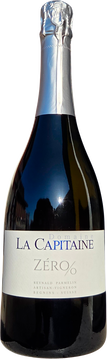 Rebsorte: 100 % Sauvignon Gris (Trauben aus biodynamischem Anbau)

Eigenschaften

Leicht und zugleich intensiv fruchtig – dieser alkoholfreie Schaumwein zeigt eine strahlende aromatische Ausdruckskraft des Sauvignon Gris. Noten von Litschi und Passionsfrucht dominieren und verleihen Frische sowie eine angenehme Fruchtigkeit. Die feine, elegante Perlage umhüllt sanft den Gaumen und verlängert das Gefühl von Leichtigkeit.

Gastronomie

Ideal als Aperitif, passt er hervorragend zu knackigem Gemüse, frischen Salaten oder leichten Gerichten. Auch zum sanften Ausklang einer Mahlzeit eignet er sich sehr gut, besonders in Kombination mit frischen Früchten, um eine zusätzliche Note von Frische und Leichtigkeit zu bringen.

Lagerung: Kühl lagern und idealerweise innerhalb von 5 Jahren konsumieren.

Serviertemperatur: 6 bis 8 °C