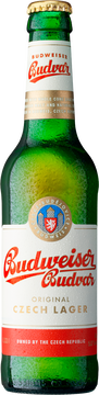 Budvar Original Lager präsentiert sich in einem strahlenden
Gelbgold und einer reinweißen,
feinporigen Schaumkrone. In der Nase
sind vordergründig malzige Noten
erkennbar, die von einer besonders
feinen Hopfenaromatik des Saazer
Aromahopfens begleitet werden.
Durch die 90-tägige Lagerung bekommt
es eine besonders feinperlige Rezenz,
welche sich in einem milden Antrunk
widerspiegelt. Der vollmundige Körper
wirkt sehr ausbalanciert und zeigt zuerst
vom Malz stammende Aromen, wie
frisch gebackenes Weißbrot und eine
dezente honigartige Süße, bevor sich im
Abgang die Hopfenbittere hinzugesellt.
Diese wirkt erfrischend und regt zum
Weitertrinken an.