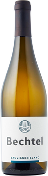 Die Trauben werden so eingemaischt, dass der Traubenmost zusätzlich Aroma und Fülle aus den Beerenhäuten ziehen kann und so die ausgeprägte Sortentypizität unterstützt. Durch die sehr schonende Weinbereitung unter Luftabschluss bleiben die interessanten und für den Sauvignon Blanc sehr typischen Aromen von Holunder, Grapefruit und etwas Litschi erhalten.