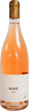 Unser Rosé ist ein Cuvée aus Rondo, Regent, Sankt Laurent, Domina, Portugieser und Spätburgunder. Er zeigt einen mineralischen, feinen Duft – klar und trocken, mit deutlichem Terroir. Aromen von Flinte, Orangenbitter, einer Spur Lakritz und ein Hauch von Veilchen machen ihn besonders. Der steinige Charakter ist die Antithese zum klassischen fruchtigen Rosé und passt hervorragend zu Grillgerichten. Mit null Gramm Restzucker bietet er einen puren, trockenen Genuss. Im Holzfass 15 Monate ausgebaut, erhält er zusätzliche Komplexität und Struktur.