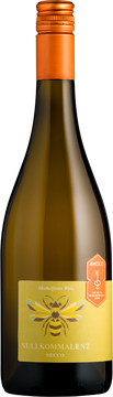 Duftig und direkt, mit aromatischer Handschrift, die an Moscato erinnert: Holunderblüte, Muskat und frische Zitrus. Am Gaumen leicht und lebendig, getragen von feiner Perlage, Limette, grünem Apfel und einem Hauch Litschi. Der Abgang ist klar und frisch, mit dezent herber Zitrusnote.