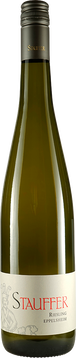 WEINGUT STAUFFER BORNGASSE 24/26
55234 FLOMBORN
WWW.WEINGUTSTAUFFER.DE
2023 RIESLING EPPELSHEIM TROCKEN BIO
KATEGORIE: ORTSWEIN
AROMA: KOMPLEXE FRUCHTNOTEN NACH CITRUS UND
GRAPEFRUIT MIT KLARER MINERALITÄT AM GAUMEN
WEINBERG: GEWACHSEN AUF DEN KALKGESTEINGE-
PRÄGTESTEN BÖDEN VON EPPELSHEIM. VIER
VERSCHIEDENE, SCHWACHWÜCHSIGE KLONE
SORGEN FÜR EINE HOHE KOMPLEXITÄT IM WEIN
AUSBAU: NACH ERNTE UND KELTER WURDE DER MOST
DIREKT INS STÜCKFASS GELEGT UND DORT
VERGOREN. DANACH FOLGTEN ETWA 9
MONATEN VOLLHEFELAGER UND
ANSCHLIEßEND ABFÜLLUNG.
PASST ZU: FRISCHEN FISCH GERICHTEN ODER EINER
DEFTIGEN KÄSEAUSWAHL