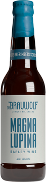 Magna Lupina – Barley Wine
Kräftig, intensiv und kompromisslos schwer – unsere neueste Kreation ist ein Kraftpaket aus Malztiefe und Hopfenintensität. Mächtige Schichten von Toffee, Trockenfrüchten und wärmendem Alkohol treffen auf eine ausgeprägte Bitterkeit durch grosszügige späte Hopfengaben. Geniesse sie langsam, teile sie mit Freunden oder lagere ein paar Flaschen für die Zukunft – dieses Bier ist für die Ewigkeit gebraut. Ab sofort in limitierten, handgewachsten Flaschen in der Brauerei und im Webshop erhältlich. Dr. Brauwolf wünscht Ihnen einen fröhlichen und festlichen Jahresabschluss!
