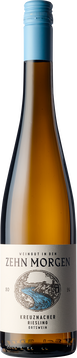 Die Rieslingtrauben wurden nach der Handlese als ganze Trauben gepresst. Der Saft wurde anschließend im großen Holzfass spontan und temperaturkontrolliert vergoren, um dort bis zur Füllung auf der Vollhefe zu reifen.

Der Riesling präsentiert sich in hellem, brillantem Strohgelb. In der Nase dominieren Quitte, reife Birne und gelber Apfel, begleitet von feinen Wildkräutern und einer kühlen, steinig-mineralischen Note.

Am Gaumen verschiebt sich die Aromatik hin zu präziser Zitrusfrucht: Salzzitrone und Orangenzeste prägen den frischen Eindruck. Die Mineralität tritt deutlicher hervor und verleiht dem Wein eine klare, spannungsgeladene Struktur. Eine markante, geradlinige Säure sorgt für Dynamik, während eine dezente Würze mit Anklängen von hellem Tabak die Struktur abrundet. Eine feine Cremigkeit balanciert die Säure harmonisch aus. Insgesamt zeigt sich der Riesling energiegeladen, präzise und mit überzeugendem Reifepotenzial.