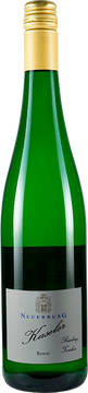 Klar strukturierter Riesling aus alten Reben in Kasel. In der Nase feinfruchtig mit mineralischer Prägung. Am Gaumen präzise und dicht, mit gut eingebundener Säure, linearer Textur und trockener Stilistik. Der Ausbau unterstreicht Herkunft und Rebalter, der Abgang ist ruhig und anhaltend. Ein ausgewogener Riesling mit Substanz und Klarheit. Ein Wein, der nicht beeilen will. Er entfaltet sich langsam und erzählt von Zeit, Ort und Geduld.