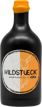 Wildstueck Aperitivo Marille
Fruchtig-frischer Aperitif, modern interpretiert mit Wachauer Marillen – zugänglich, harmonisch und präzise ausbalanciert, mit einer klaren Süß-Säure-Balance und feiner Bitterkeit im Finish.
Signature Serve: 4 cl + 8 cl Tonic auf Eis, Garnitur: Basilikum oder Rosmarin.