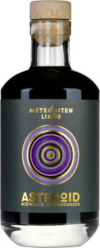 Asteroid ist ein Cassis-Gin Likör mit einem für diese Rezeptur eigens entwickelten Gin. In der Nase duftig nach schwarzer Johannisbeere und leichte Gin-Noten. Im Geschmacksverlauf offenbaren sich zu Beginn die fruchtigen Töne der schwarzen Johannisbeere. Wenn diese verklingen folgen klassische Gin-Aromen.