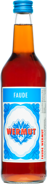 Mit diesem Kaiserstühler Wermut bringt Signore Faude ordentlich dolce vita an die Bar. Und folgt damit keiner abstrakten Idee, sondern einer sehr persönlichen Passion. Der bitter-süße Italo-Klassiker – für ihn einer der besten Aperitivi überhaupt! Bei dem Anspruch wundert’s kaum, dass die Idee für Faude Wermut ganze vier Jahre reifen durfte. Wenn selber machen, dann richtig: Hervorragende Burgundersorten aus dem Kaiserstuhl, restsüß vergoren, mit hauseigenen Kräuterauszügen versetzt und dunklem Karamellsirup abgerundet. Die über 12 Gewürze, Wurzeln und Kräuter werden einzeln austariert und unterschiedlich lange mazeriert. Bei aller gewünschten Intensität überrollt hier also keine vordergründige Gewürzoffensive. Neben dem namensgebenden Wermutkraut (Artemisia absinthium) kommen die Kräuternoten von Tonkabohne, Zimtblüte, Bitterorange und Co. zwar kräftig, ja!, dabei jedoch immer feingliedrig differenziert. Schmelzig eingebunden durch Traubensüße und Karamell, pendelt sich dieser Wermut so Schluck für Schluck in jene charakteristisch bitter-fruchtsüß-würzige Balance. Der perfekte Aperitivo – pur auf Eis, als Spritz und für klassische Cocktails wie Negroni oder Americano. Italienliebe hausgemacht!