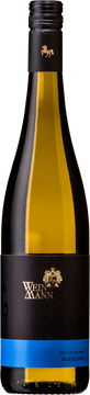 Ein Wein mit Charakter und Eleganz. Filigrane Struktur und klarer Mineralik. In der Nase Aromen von Zitrus und grünem Gras.
Im Mund harmonisch und weich mit klarer Mineralik und filigraner Struktur.