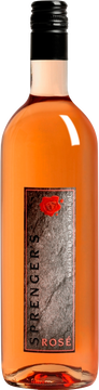 Maischestandzeit über Nacht, kühle Gärung und Aromahefen geben diesem sehr beerigen Rosé seine tolle Nase. Leicht restsüss.