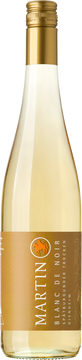Dieser Wein begeistert mit feinen Noten von Himbeere, Erdbeere und Süßkirsche, ergänzt durch einen zarten Hauch frischer Mandeln. Am Gaumen zeigt er sich frisch und lebendig, mit einer cremigen Textur und saftig-süßlicher Frucht. Der dezente würzige Nachhall macht ihn besonders vielseitig.