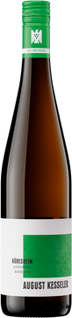Extrem „delightful“. Gleich in mehreren Dimensionen versetzen uns fruchtige und blumige Noten in Euphorie. Beim Riechen sagt der Wein schon freundlich „Hallo“ und auf der Zunge lädt dieser Wein, mit seiner fruchtbetonten und mineralischen Art, sowie einem Hauch Würzigkeit sehr lange zum Verweilen ein. Wäre dieser Rüdesheimer Riesling ein Song, wäre er der Ohrwurm des Sommers und alle würden im Rhythmus das Weinglas schwenken. Cheers!