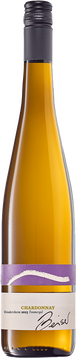 Ein echter Vendersheimer Ortswein – geprägt vom Tonmergel und seiner ruhigen, kraftvollen Art. In der Nase gelbe Frucht, ein Hauch von reifer Birne und feiner Würze. Am Gaumen dicht und geschmeidig, mit saftigem Kern und elegantem Schmelz. Der Ton bringt Struktur und Tiefe, ohne die Frische zu verlieren. Ein fabelhafter Chardonnay mit Herkunft und Balance.